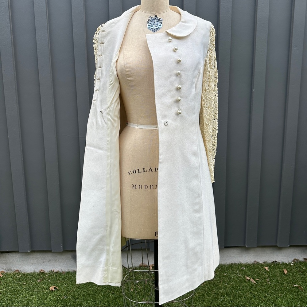 Vintage 1960s Saks Fifth Avenue Cream Daisy Long Sleeve Bridal Coat - Picture 5 of 15